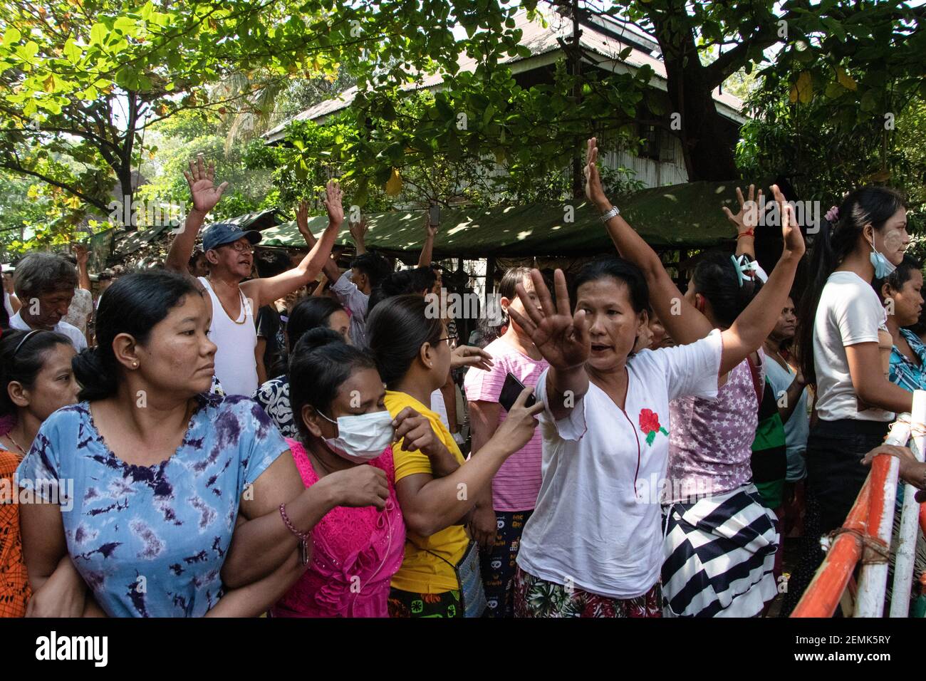 Yangon, Myanmar. 25 Feb 2021. I residenti bloccano la polizia dall'entrare nelle strade durante il rally. L'esercito del Myanmar ha arrestato il consigliere di Stato del Myanmar Aung San Suu Kyi e ha dichiarato uno stato di emergenza mentre coglie il potere nel paese per un anno dopo aver perso l'elezione contro la Lega nazionale per la democrazia (NLD). Credit: SOPA Images Limited/Alamy Live News Foto Stock