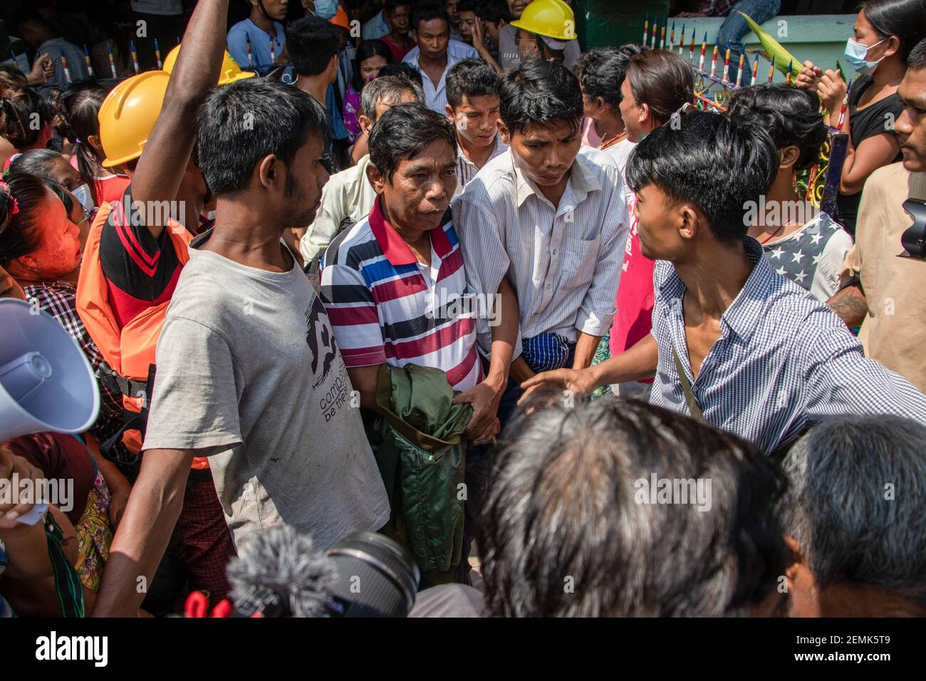 Yangon, Myanmar. 25 Feb 2021. I residenti arrestano i sostenitori militari durante il rally.Myanmar il consigliere di Stato militare detenuto di Myanmar Aung San Suu Kyi e ha dichiarato uno stato di emergenza mentre cogliendo il potere nel paese per un anno dopo aver perso l'elezione contro la Lega nazionale per la democrazia (NLD). Credit: SOPA Images Limited/Alamy Live News Foto Stock