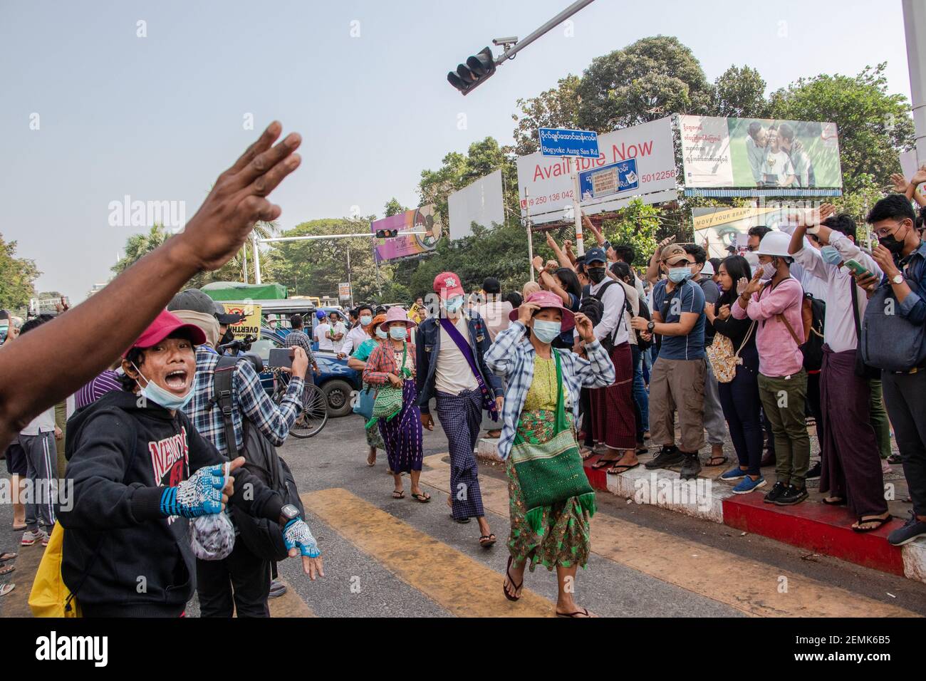 Yangon, Myanmar. 25 Feb 2021. I sostenitori militari camminano attraverso i dimostranti di colpo di stato anti militari.il consigliere di Stato militare del Myanmar Aung San Suu Kyi e ha dichiarato uno stato di emergenza mentre cogliendo il potere nel paese per un anno dopo aver perso l'elezione contro la Lega nazionale per la democrazia (NLD). Credit: SOPA Images Limited/Alamy Live News Foto Stock
