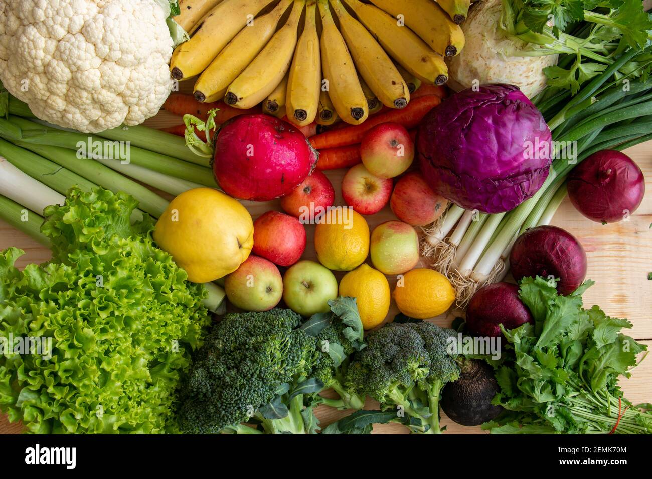 Riempite il vostro frigorifero con verdure e frutta sane. Molte verdure e frutta sono seduti sul tavolo. Foto Stock