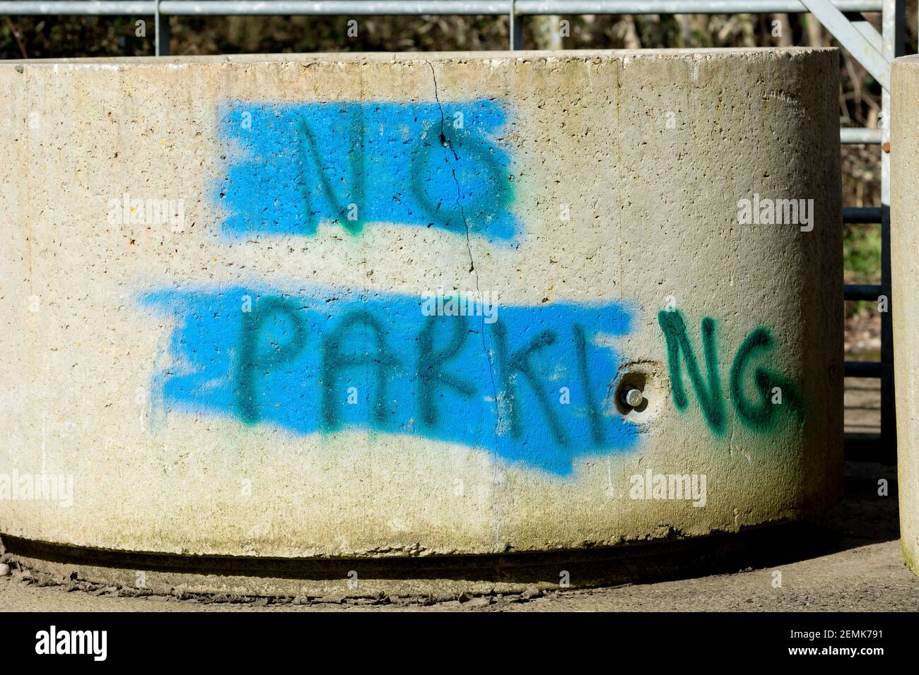Dipinto a mano "No Parking" su un tubo in cemento. Foto Stock