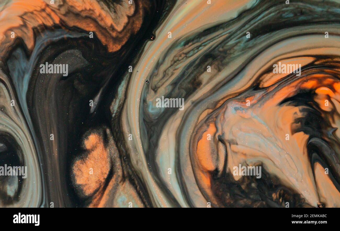 Arte fluida con vernice acrilica e inchiostro in tonalità arancio, nero, grigio e blu. Pavimento in marmo colorato Foto Stock
