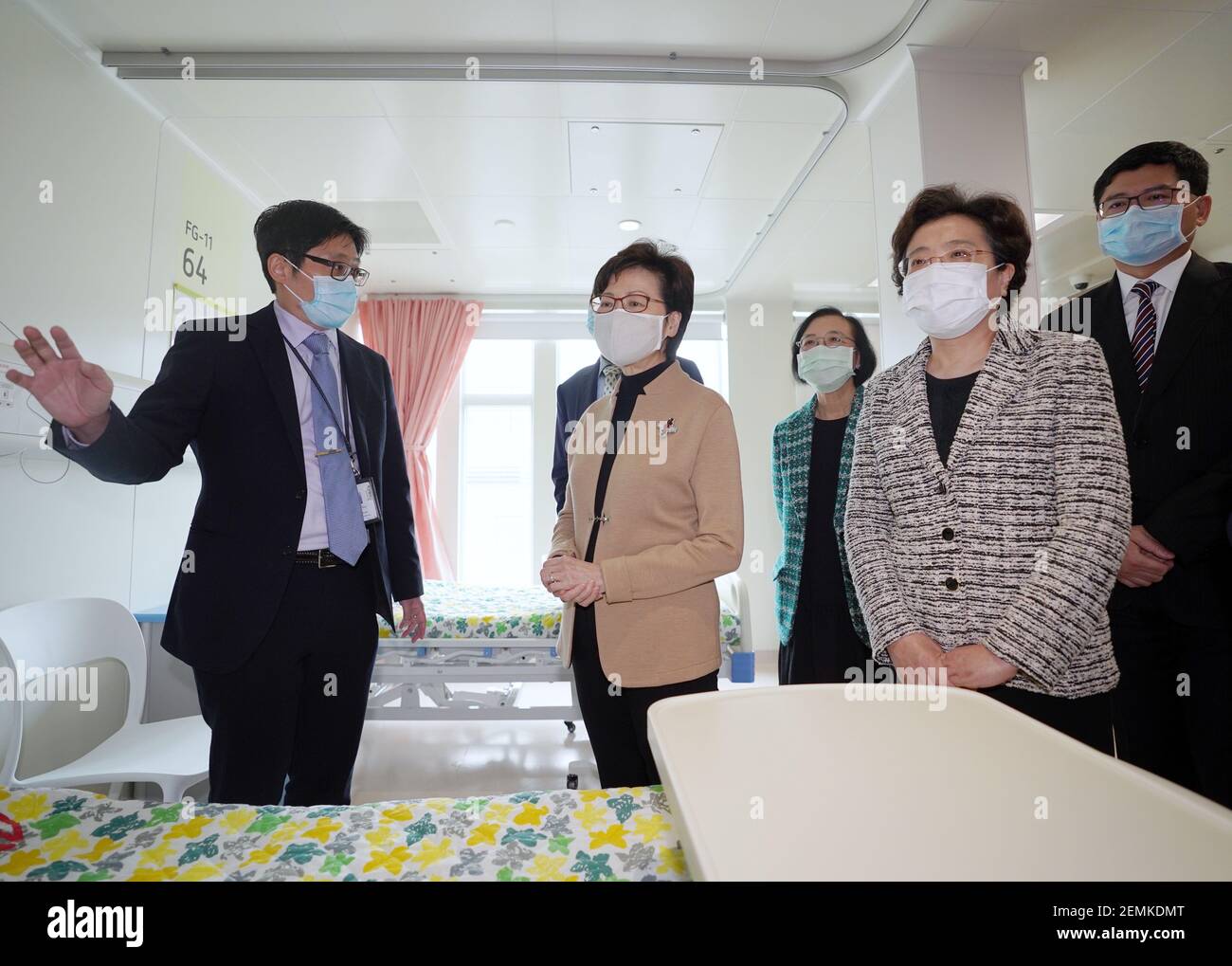 (210225) -- HONG KONG, 25 febbraio 2021 (Xinhua) -- Carrie Lam (2° L), Amministratore Delegato della Regione amministrativa speciale di Hong Kong (HKSAR), Qiu Hong (2° R), il vice capo dell'Ufficio di collegamento del Governo del Popolo Centrale nella RAS di Hong Kong e altri ospiti visitano un reparto del North Lantau Hospital Hong Kong Infection Control Centre (HKICC) nella Cina meridionale di Hong Kong, il 25 febbraio 2021. Il North Lantau HKICC, finanziato dal governo centrale, è stato inaugurato giovedì, e aprirà per la prima volta un reparto con 48 letti di isolamento venerdì. L'HKICC è l'ultimo dei tre proje sostenuti dal governo centrale Foto Stock