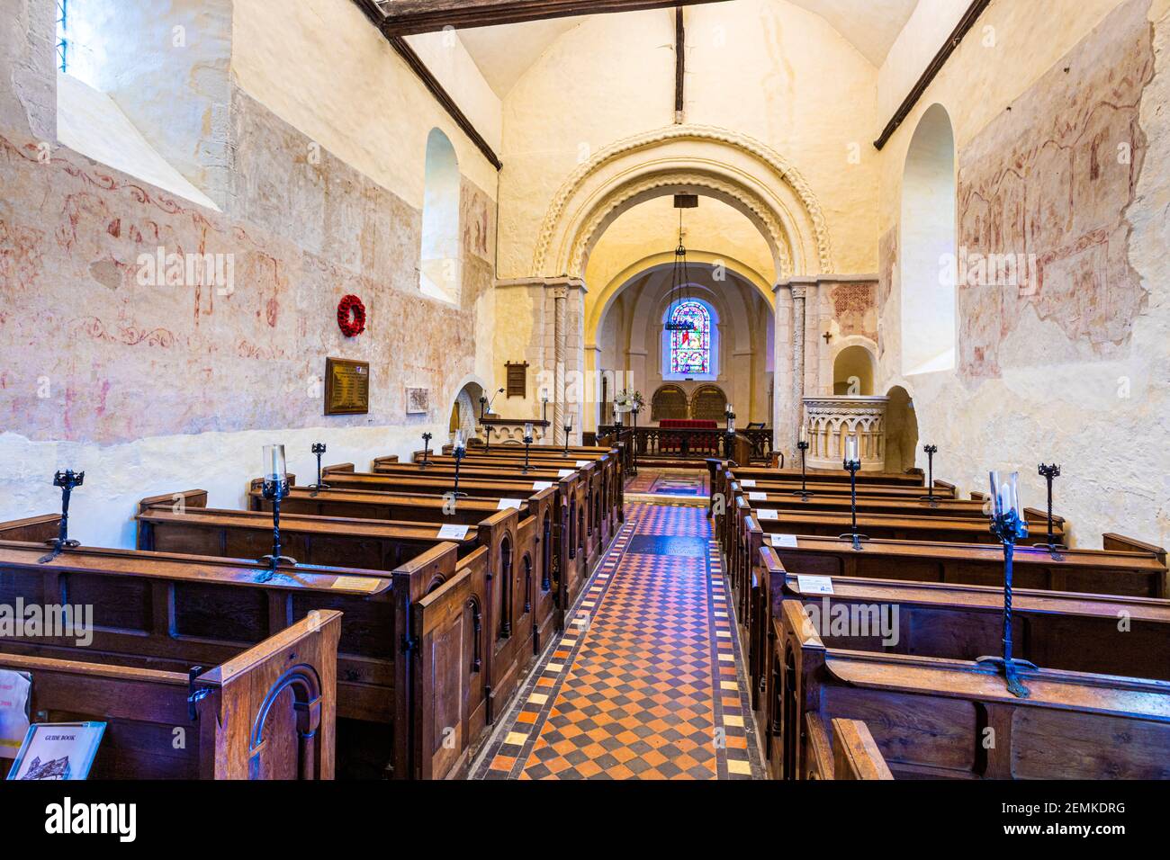 L'interno della chiesa normanna di Santa Maria (risalente almeno al 1135 d.C.) sulle rive del fiume Stour a Wissington, Suffolk UK Foto Stock