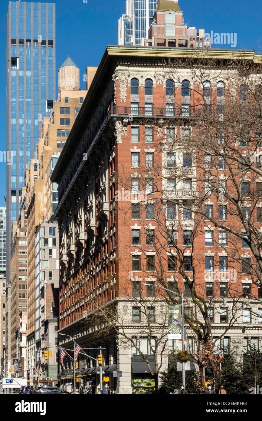 Edifici residenziali e commerciali lungo la Fifth Avenue a Nomad, New York, USA Foto Stock