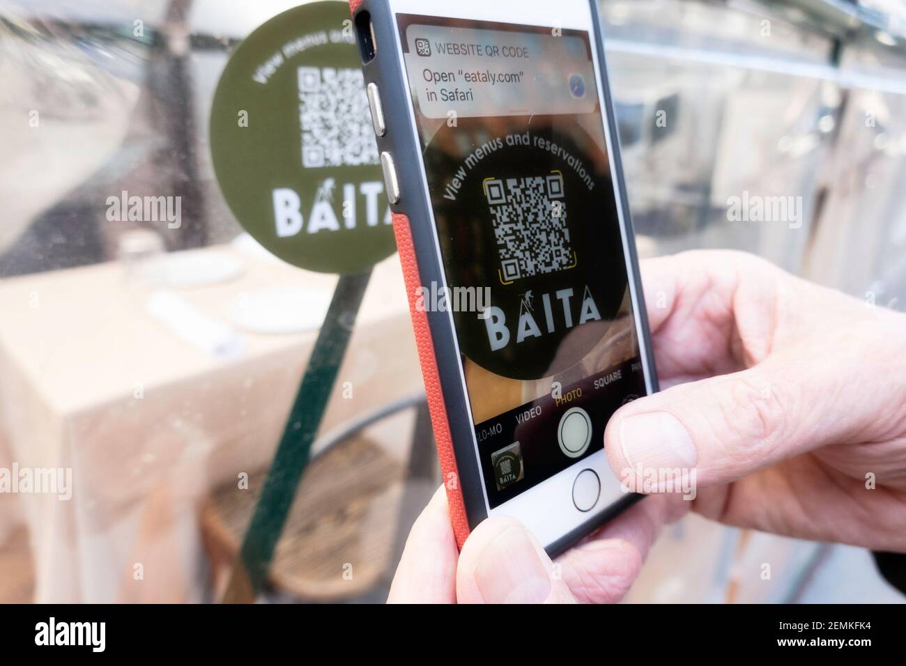 Il Baita Restaurant at Eataly, una destinazione italiana gourmet, offre cene all'aperto in cialde alimentate a energia solare a New York City, Stati Uniti Foto Stock