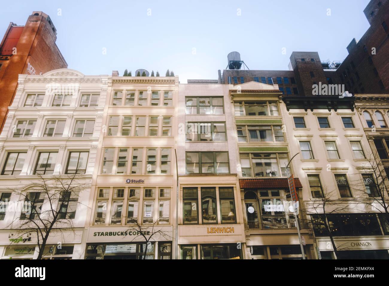 Edificio sulla W. 23nd nel quartiere Flatiron brillare in luce riflessa, New York, Stati Uniti Foto Stock