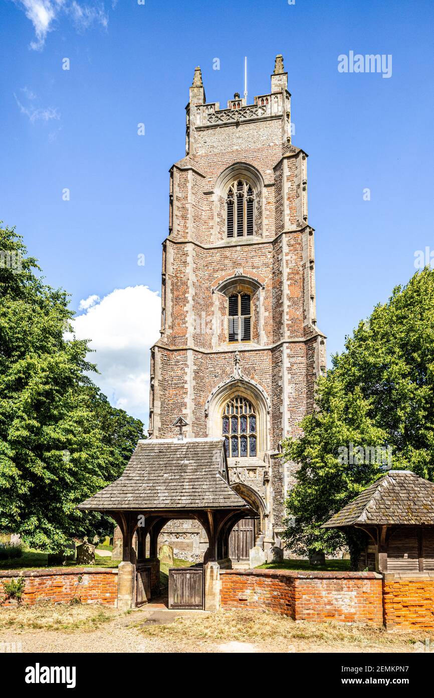 15 ° secolo torre di mattoni rossi della chiesa di St Marys nel villaggio di Stoke da Nayland, Suffolk UK - Torre è in un certo numero di dipinti di John Constable. Foto Stock