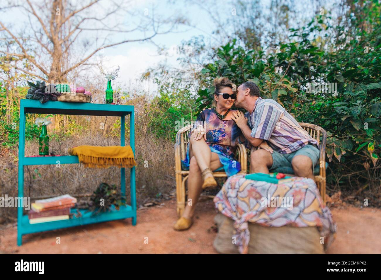 Seniors insieme coppia sulla vacanza hugging felicità relazione datazione concetto vacanza romantica india goa Foto Stock