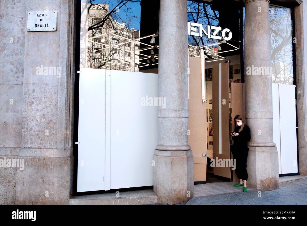 Assistente all'ingresso del negozio Kenzo, Barcellona, Spagna. Foto Stock
