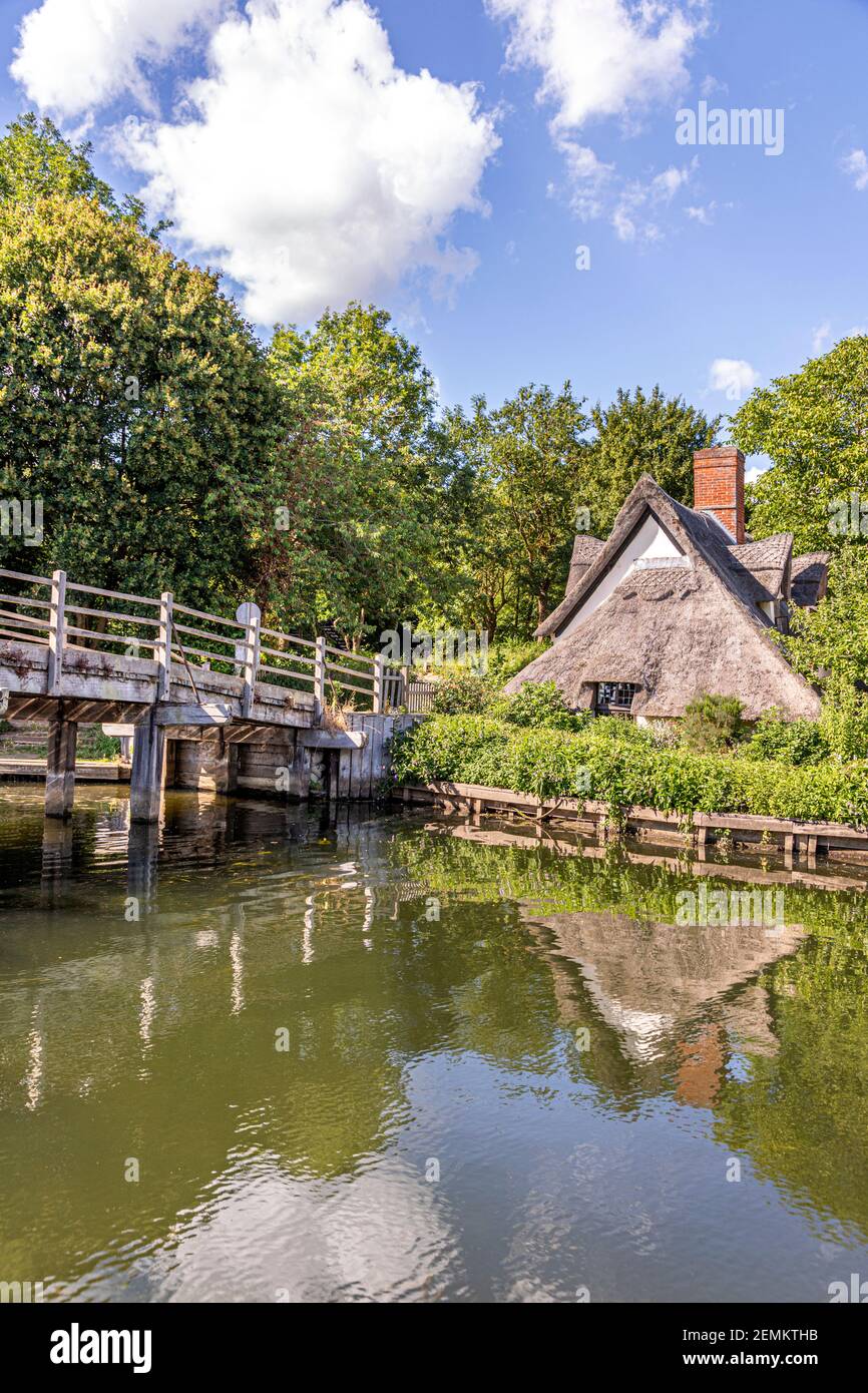 Estate in Constable Country - 16 ° secolo Flatford Bridge Cottage accanto al fiume Stour vicino Flatford Mill, East Bergholt, Suffolk UK Foto Stock