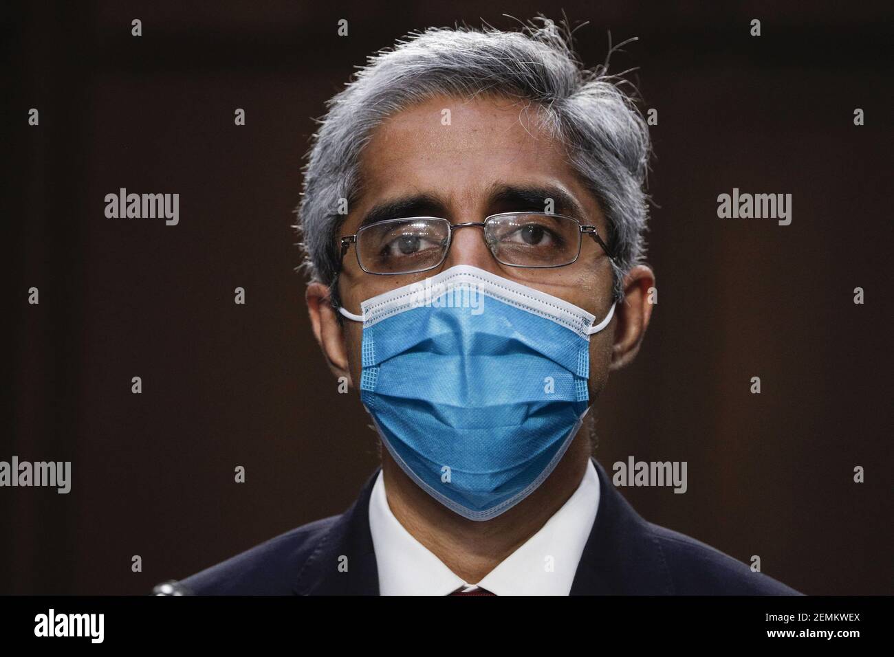 Washington, Stati Uniti. 25 Feb 2021. Vivek Murthy, nominato come Direttore medico nel corpo regolare del Servizio sanitario pubblico, e come chirurgo Generale del Servizio sanitario pubblico, è seduto a testimoniare durante un'audizione del Senato della Commissione Salute, Istruzione, lavoro, e Pensioni su Capitol Hill a Washington, giovedì 24 febbraio 2021. Foto in piscina di Tom Brenner/UPI Credit: UPI/Alamy Live News Foto Stock