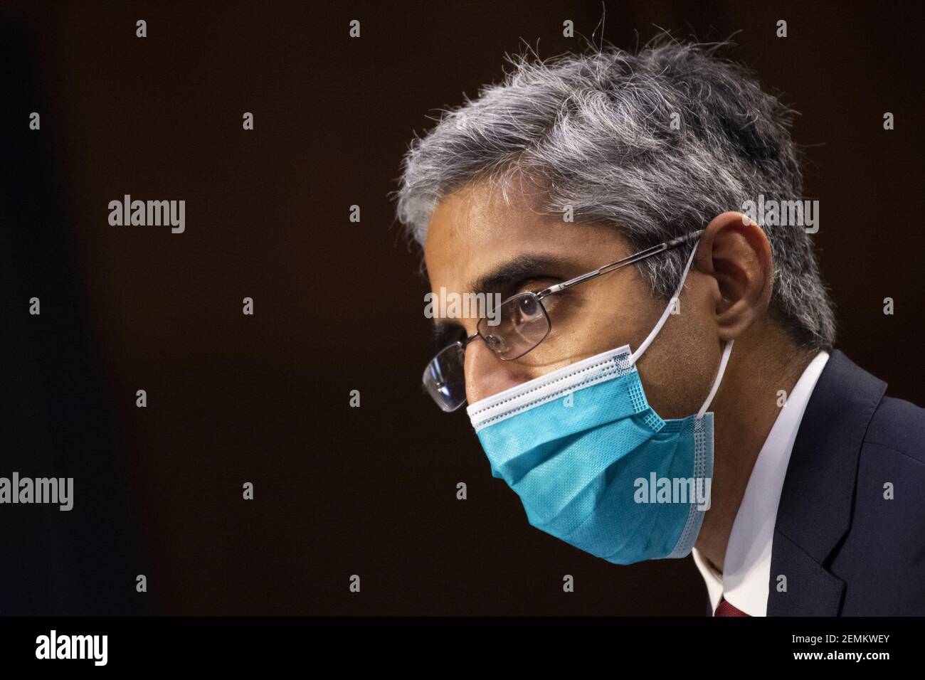 Washington, Stati Uniti. 25 Feb 2021. Vivek Murthy, nominato come Direttore medico nel corpo regolare del Servizio sanitario pubblico, e come chirurgo Generale del Servizio sanitario pubblico, è seduto a testimoniare durante un'audizione del Senato della Commissione Salute, Istruzione, lavoro, e Pensioni su Capitol Hill a Washington, giovedì 24 febbraio 2021. Foto in piscina di Tom Brenner/UPI Credit: UPI/Alamy Live News Foto Stock