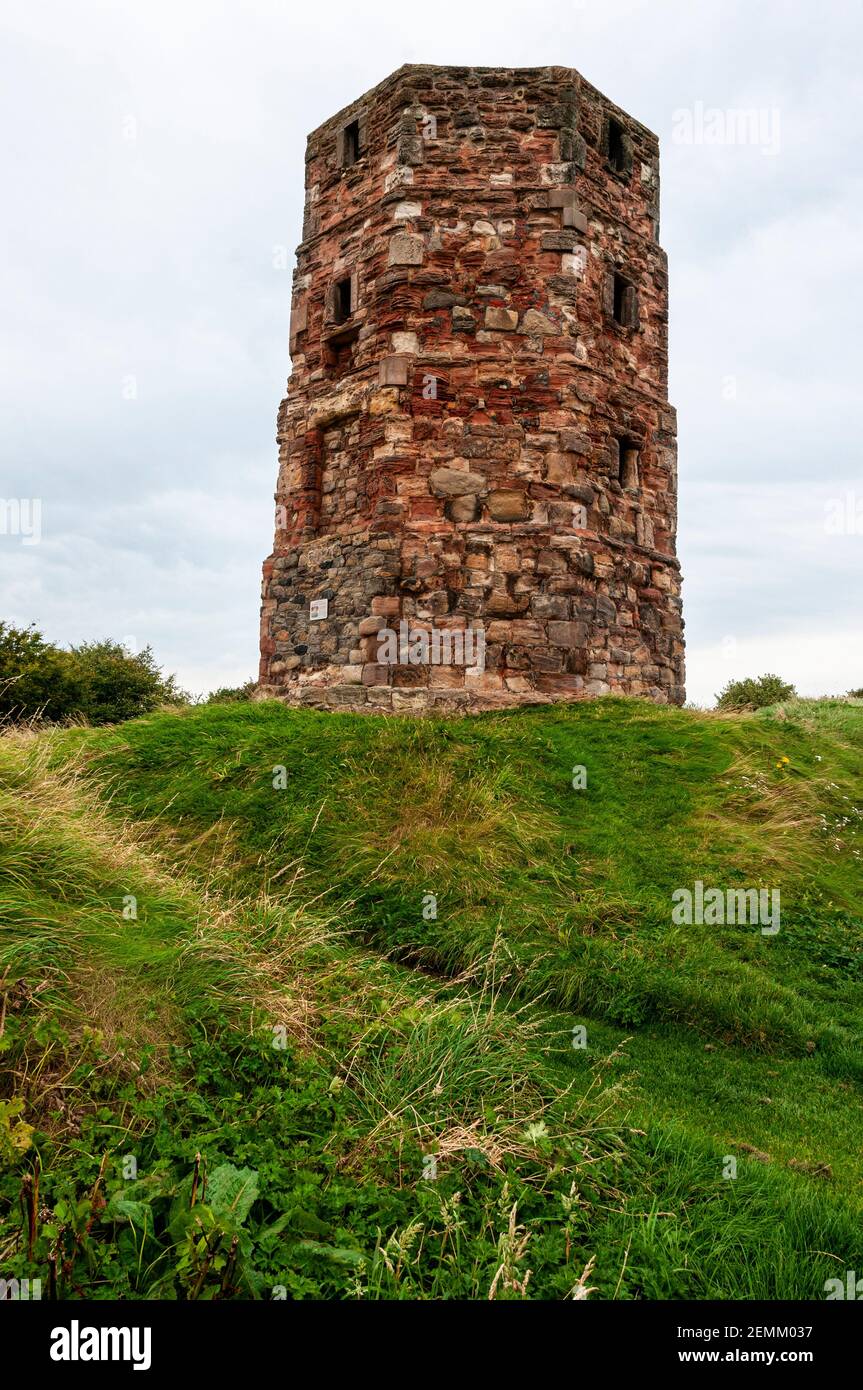 Un campanile ricostruito nel 1577 come un ottagonale quattro storia torre di arenaria rosa su una base circolare da 1392 a cavallo delle pareti di Berwick su Tweed Foto Stock