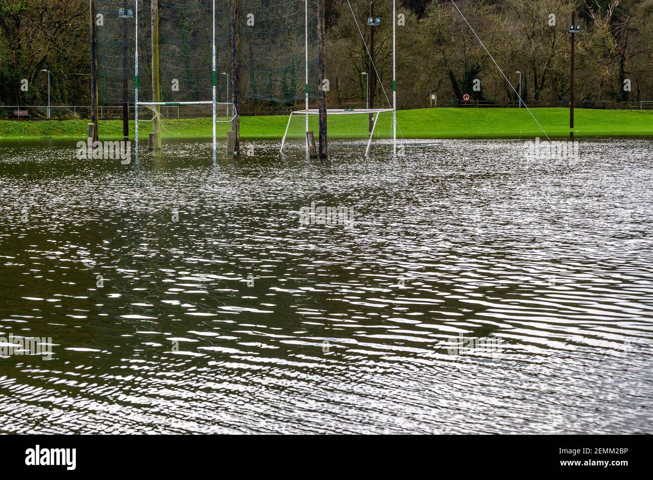 Innishannon, West Cork, Irlanda. 25 Feb 2021. Il campo Innishannon GAA è stato ancora allagato oggi, due giorni dopo 80 mm di pioggia è caduto in 24 ore. Il resto di oggi sarà un mix di sole e docce. Credit: AG News/Alamy Live News Foto Stock