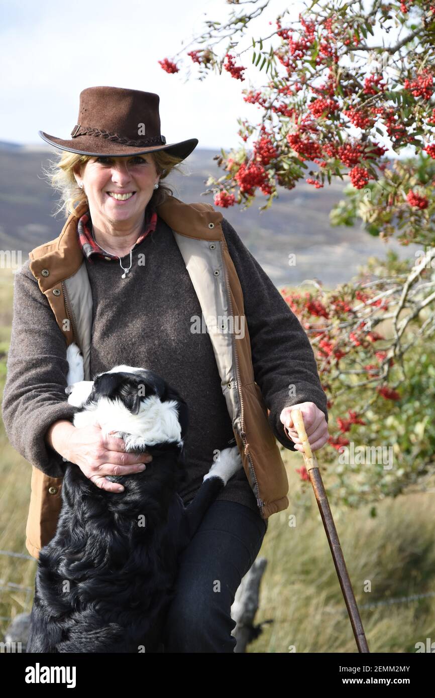 Femmina allevatore di pecore, Katie Fairlie, Angus Glens, Scozia Foto Stock