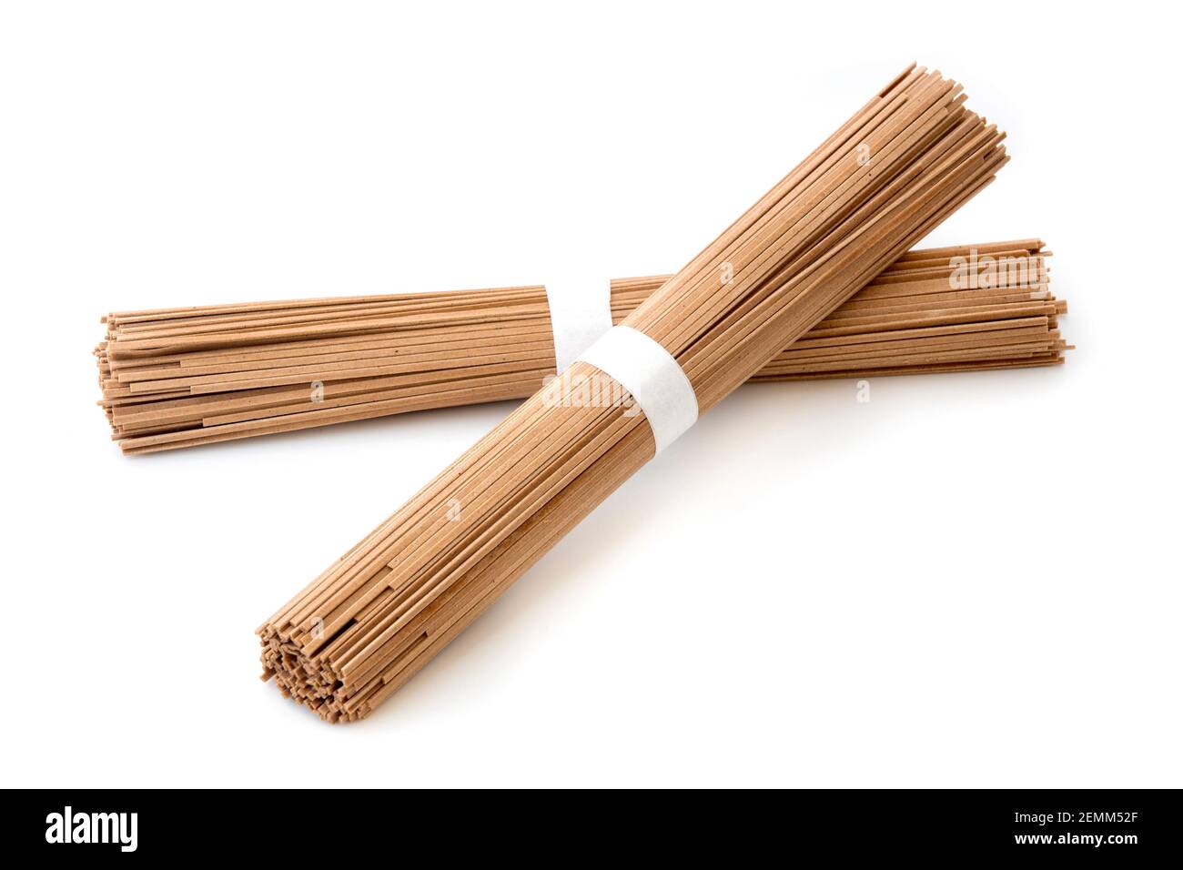 Noodle soba giapponesi su sfondo bianco Foto Stock