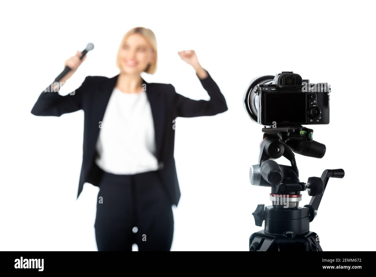 messa a fuoco selettiva della fotocamera digitale vicino ad ancora di notizie che mostrano il successo gesto su sfondo sfocato isolato su bianco Foto Stock