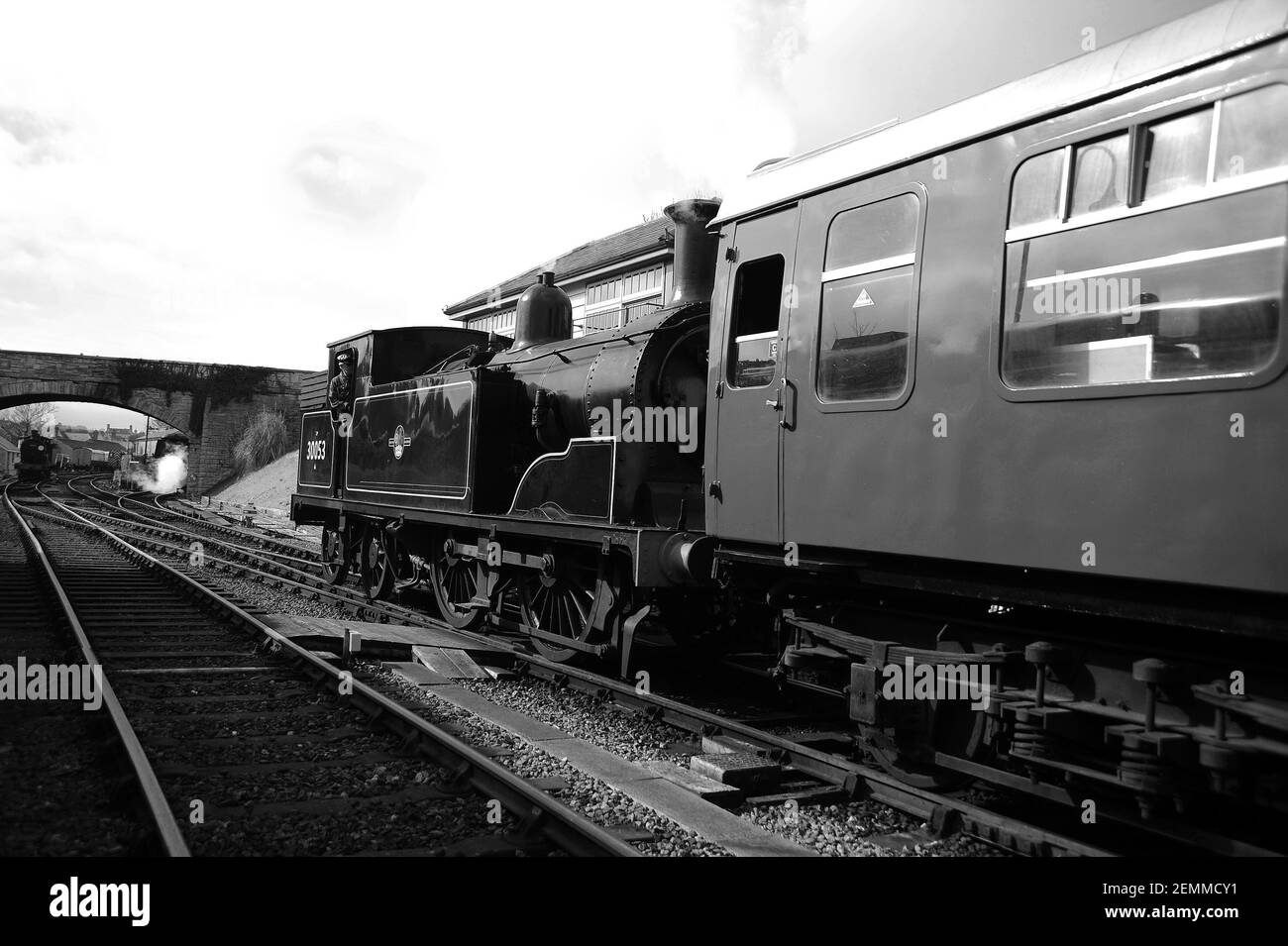 '30053' scuote allenatori a Swanage come '30120' attende per muoversi sulla capanna. Foto Stock