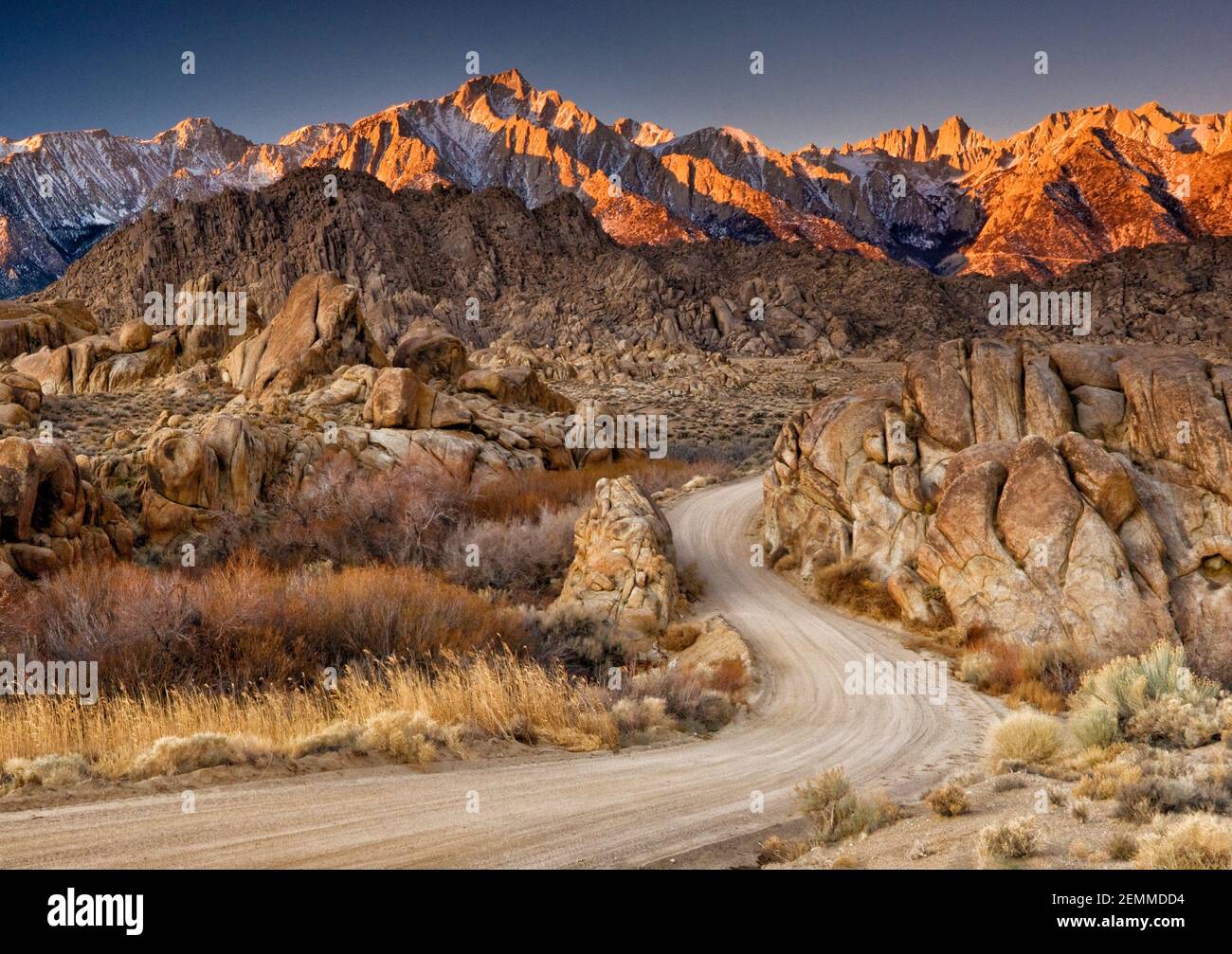 Lone Pine Peak in centro e Mount Whitney sulla destra, Sierra Nevada orientale, alba, inverno, Movie Road, Alabama Hills, vicino a Lone Pine, California Stati Uniti Foto Stock