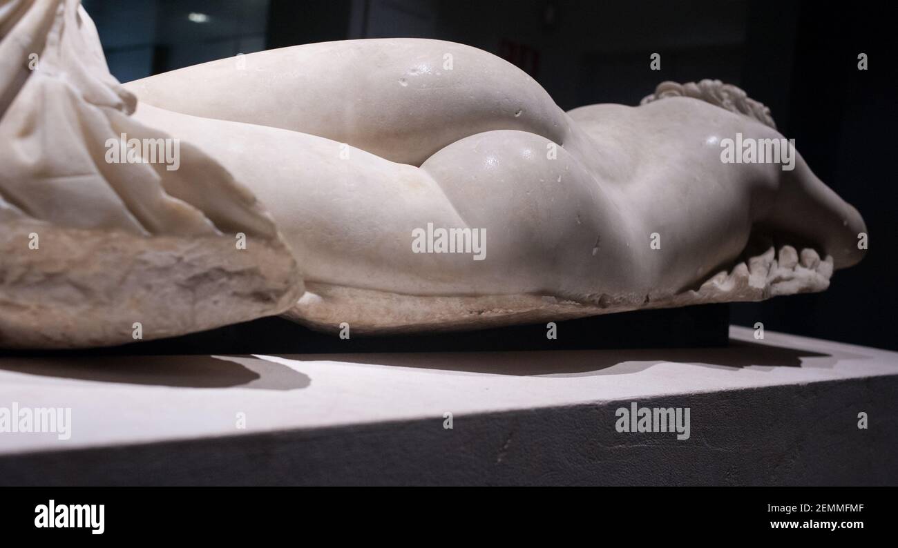 Roma, Italia C 02 05 2018: Scultura in marmo di Ermaphrodite addormentato vista posteriore, i secolo a.C. nel Museo Nazionale Romano di Roma Foto Stock