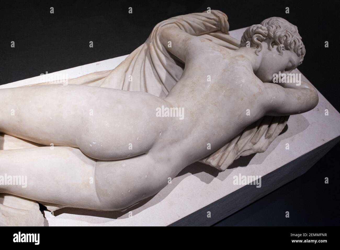 Roma, Italia C 02 05 2018: Scultura in marmo del sonno Hermaphrodite vista dall'alto, i secolo a.C. nel Museo Nazionale Romano di Roma Foto Stock