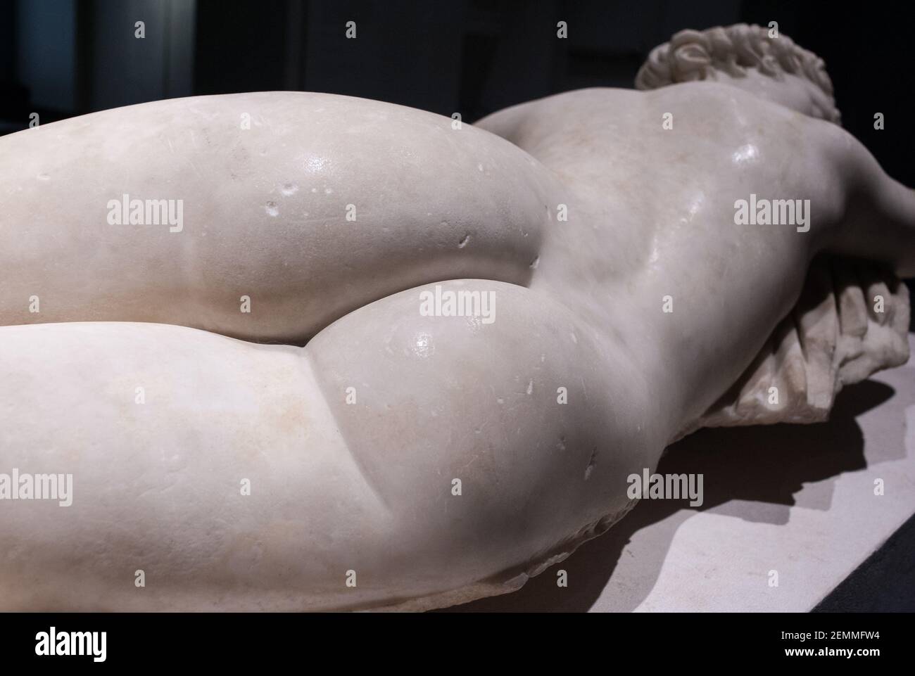 Roma, Italia C 02 05 2018: Scultura in marmo del sonno Hermaphrodite close-up vista posteriore, i secolo a.C. nel Museo Nazionale Romano di Roma Foto Stock