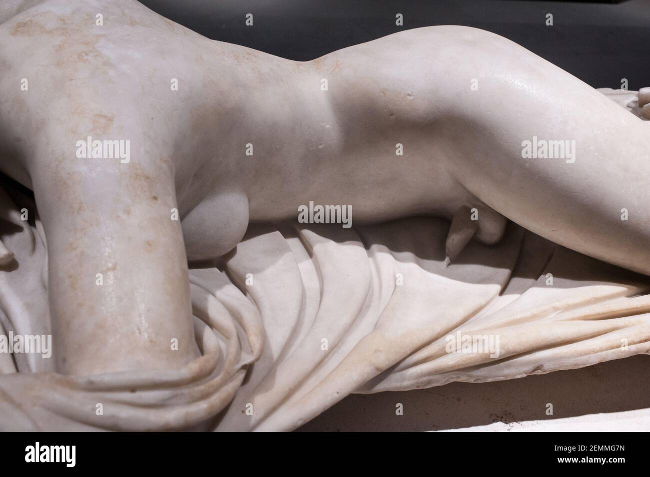 Roma, Italia C 02 05 2018: Scultura in marmo del sonno Hermaphrodite vista laterale, i secolo a.C. nel Museo Nazionale Romano di Roma Foto Stock