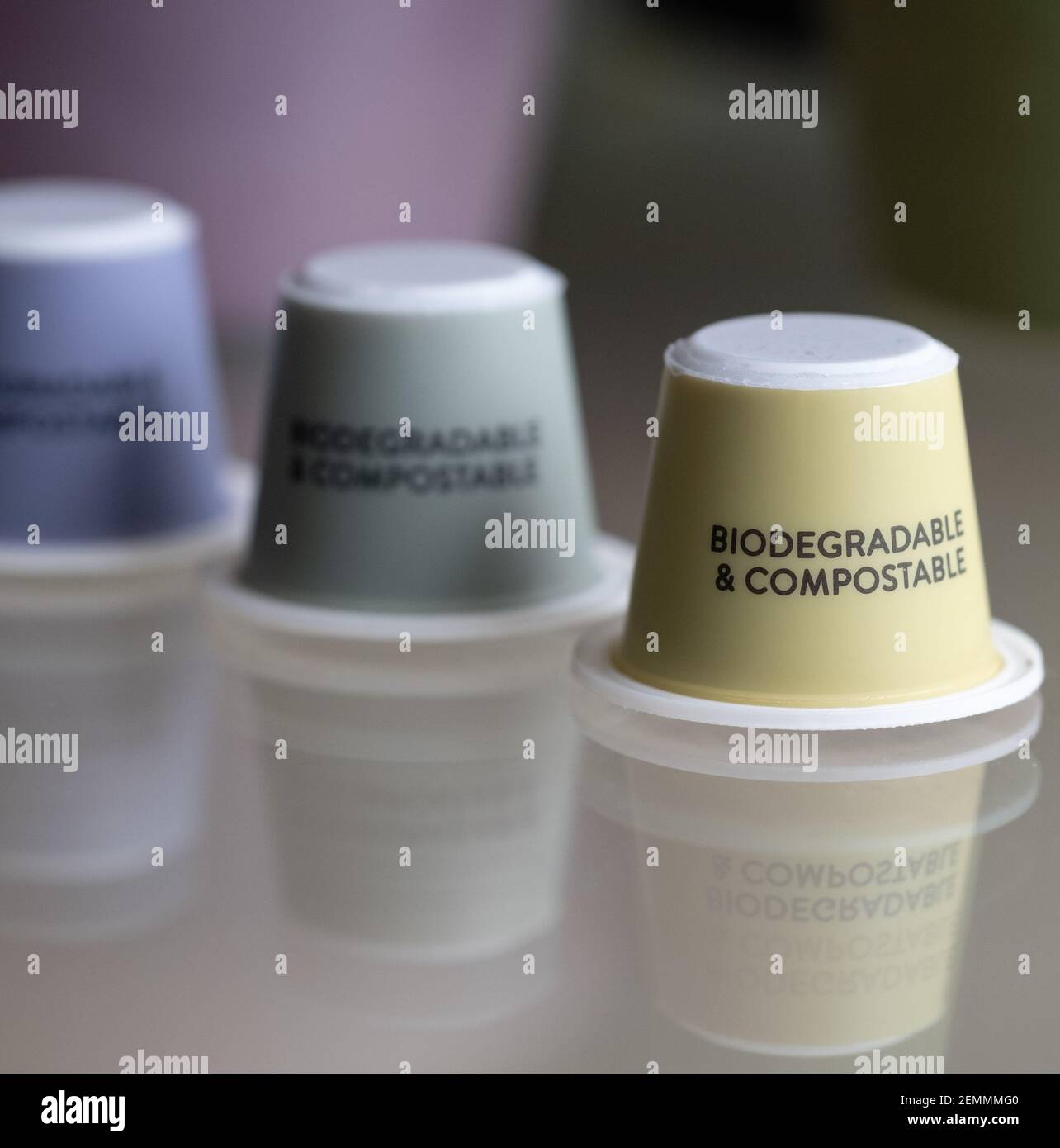 Capsule di caffè colorate e sostenibili. Le cialde sono compostabili e biodegradabili. Foto Stock
