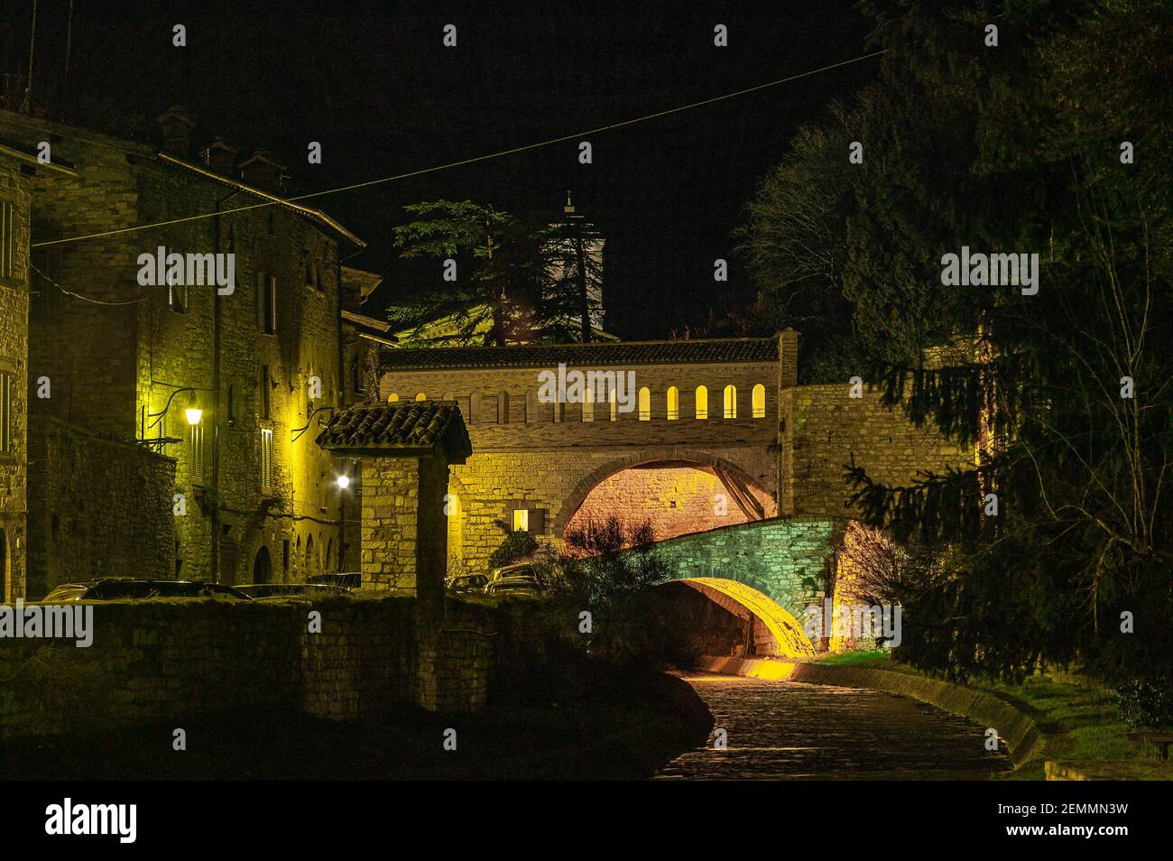 Vista su un vicolo di Gubbio di notte. Provincia di Perugia, Umbria, Italia, Europa Foto Stock