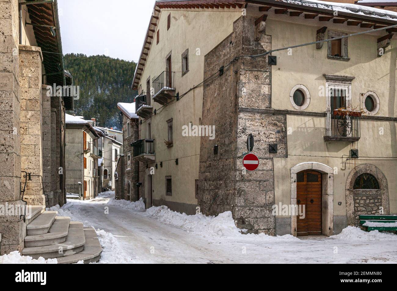 Lo scorcio del villaggio montano di Pescasseroli è un'abbondante nevicata. Pescasseroli, provincia di l'Aquila, Abruzzo, Italia, Europa Foto Stock