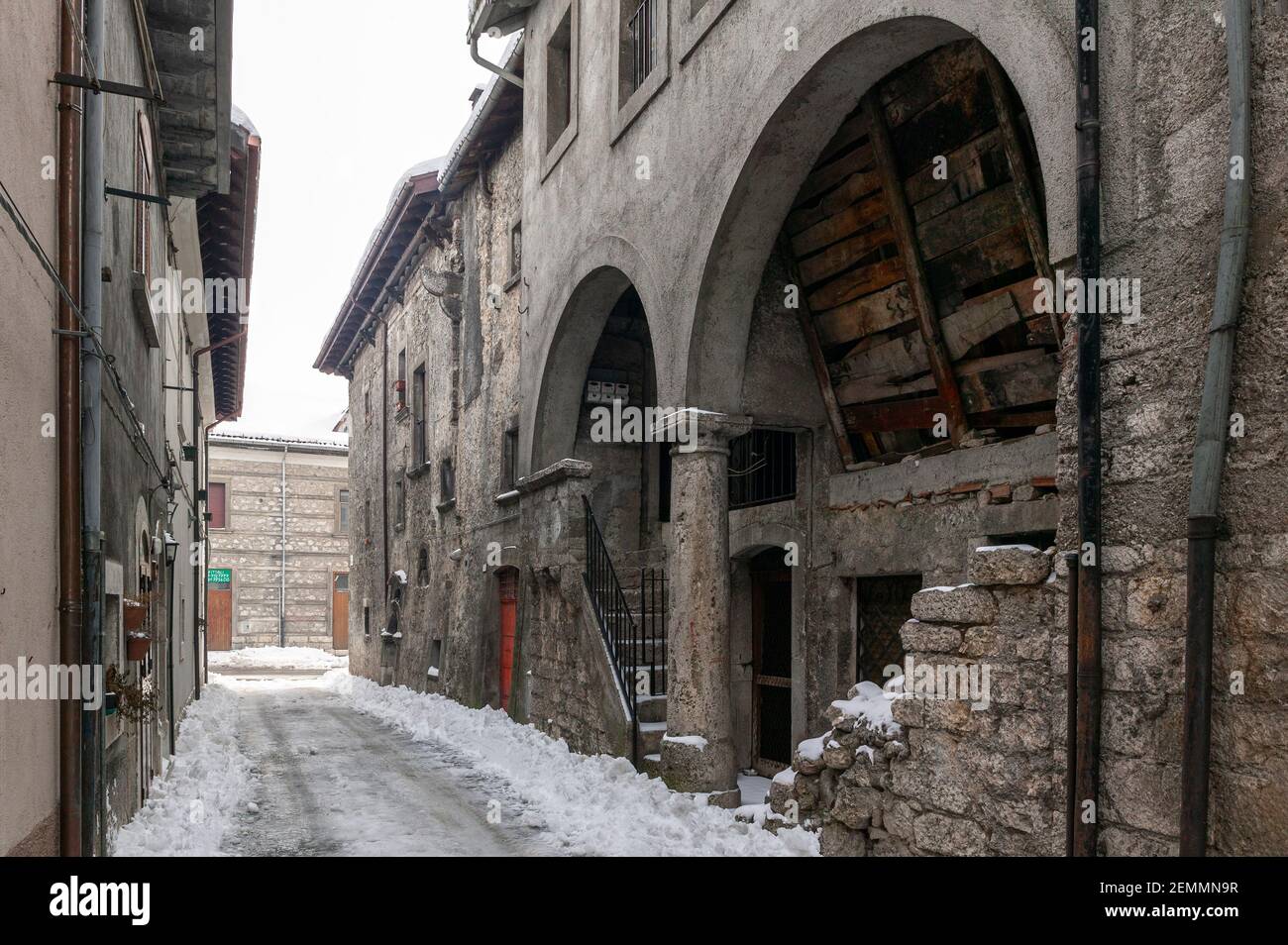 Lo scorcio del villaggio montano di Pescasseroli è un'abbondante nevicata. Pescasseroli, provincia di l'Aquila, Abruzzo, Italia, Europa Foto Stock