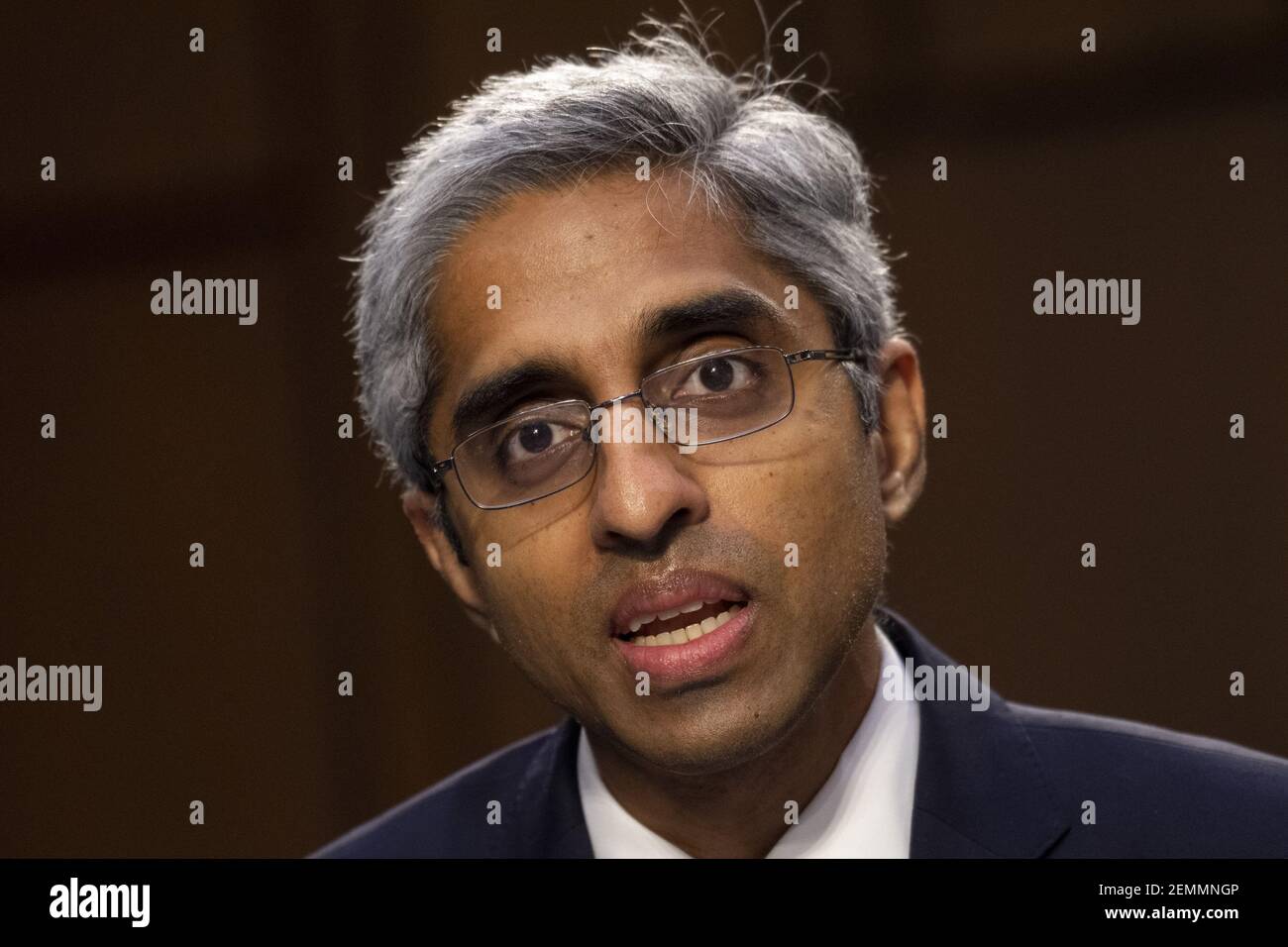 Washington, Stati Uniti. 25 Feb 2021. Vivek Murthy, nominato come Direttore medico nel corpo regolare del Servizio sanitario pubblico, e come chirurgo Generale del Servizio sanitario pubblico, è seduto a testimoniare durante un'audizione del Senato della Commissione Salute, Istruzione, lavoro, e Pensioni su Capitol Hill a Washington, giovedì 24 febbraio 2021. Pool Photo by Caroline Brehman/UPI Credit: UPI/Alamy Live News Foto Stock