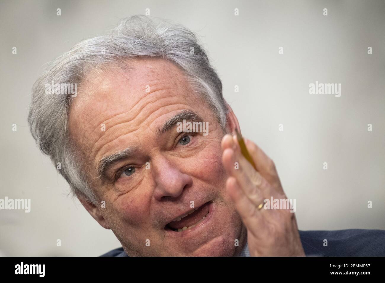 Washington, Stati Uniti. 25 Feb 2021. Il Sen. Tim Kaine, D-Va., parla durante le audizioni di conferma di Vivek Murthy e Rachel Levine davanti al Comitato per la Salute, l'Educazione, il lavoro e le pensioni del Senato a Washington giovedì 25 febbraio 2021. Murthy è nominato per diventare Direttore medico nel corpo regolare del servizio di sanità pubblica e per essere chirurgo generale del servizio di sanità pubblica e Levine è nominato per diventare Segretario aggiunto, sia del reparto di sanità che dei servizi umani. Pool Photo by Caroline Brehman/UPI Credit: UPI/Alamy Live News Foto Stock