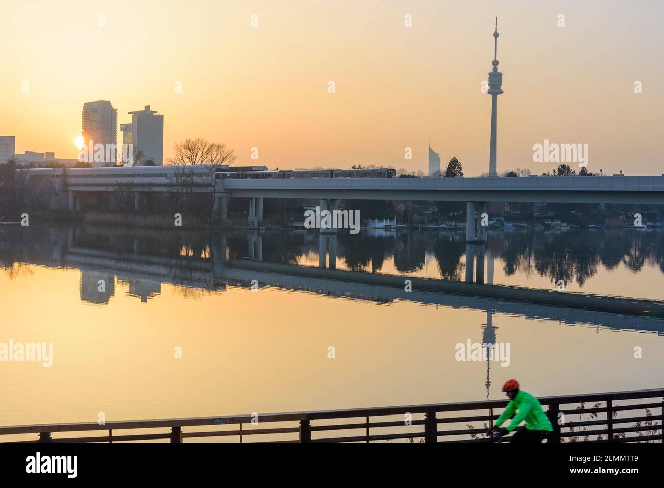 Wien, Vienna: Tramonto con la polvere del Sahara, fiume Alte Donau (Vecchio Danubio), torre Donauturm nel 22. Donaustadt, Vienna, Austria Foto Stock