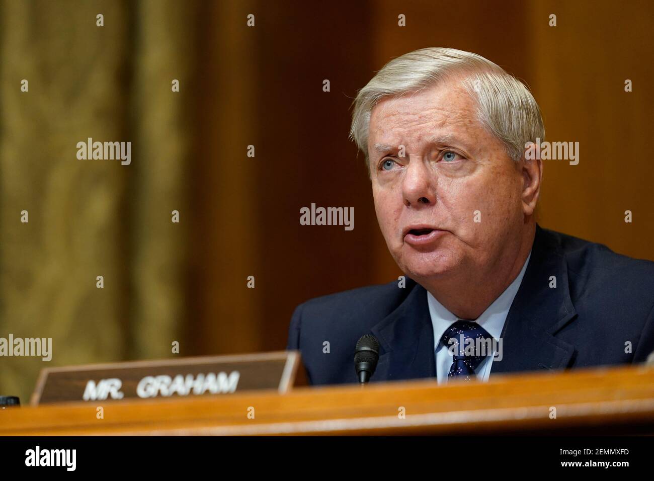 Il senatore degli Stati Uniti Lindsey Graham (repubblicano della Carolina del Sud), membro della classifica, Comitato del Senato degli Stati Uniti sul bilancio, parla durante un'audizione su Capitol Hill a Washington, giovedì 25 febbraio 2021, esaminando i salari delle grandi società redditizie. Credit: Susan Walsh / Pool via CNP | utilizzo in tutto il mondo Foto Stock