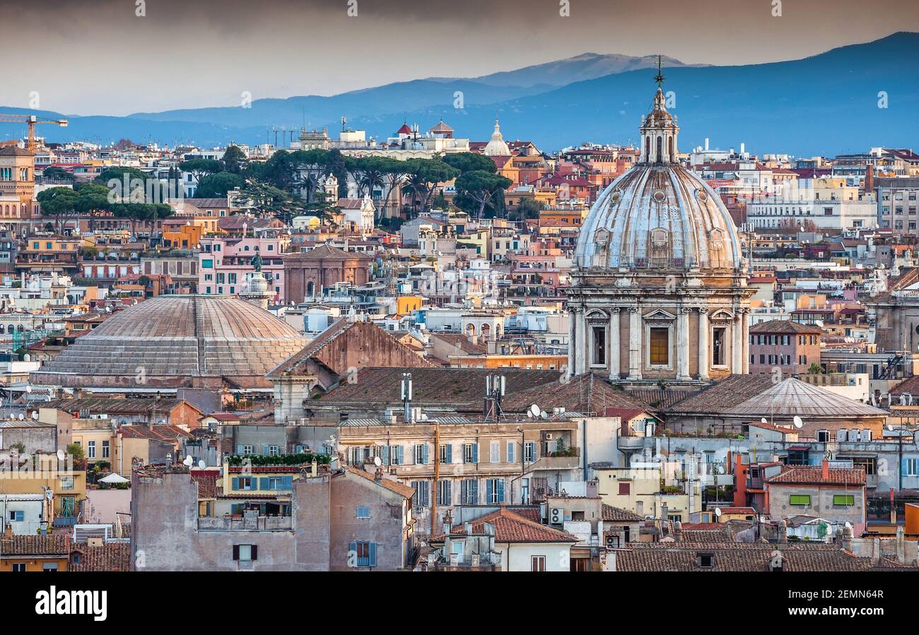 Cupola del Pantheon e cupola della Chiesa di Sant'Andrea della Valle a Roma Foto Stock