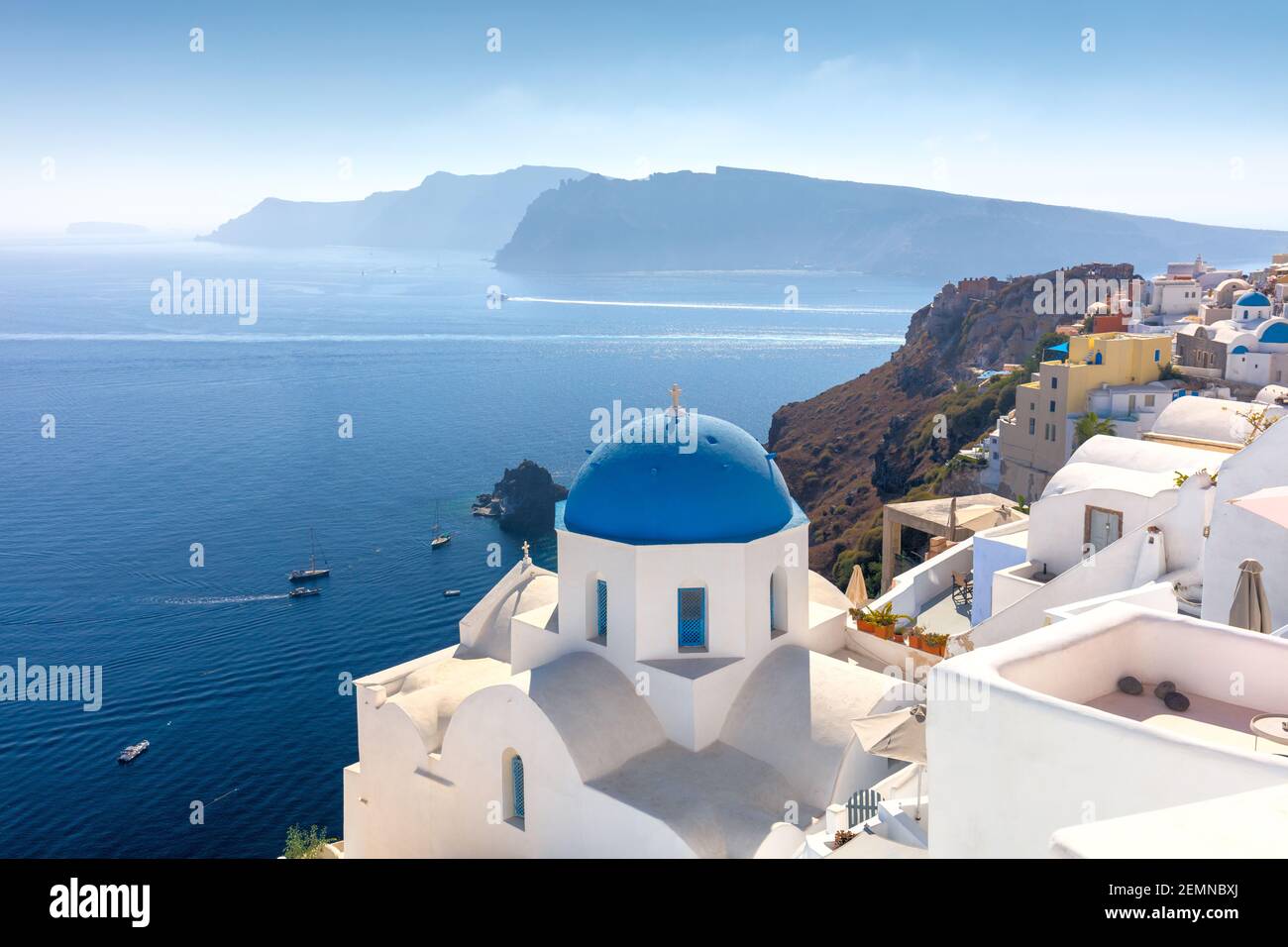Famosa vista della città di Oia sull'isola di Santorini in Grecia. Tradizionale cupola blu e case bianche. Grecia, mar Egeo. Famosi destinati europei Foto Stock