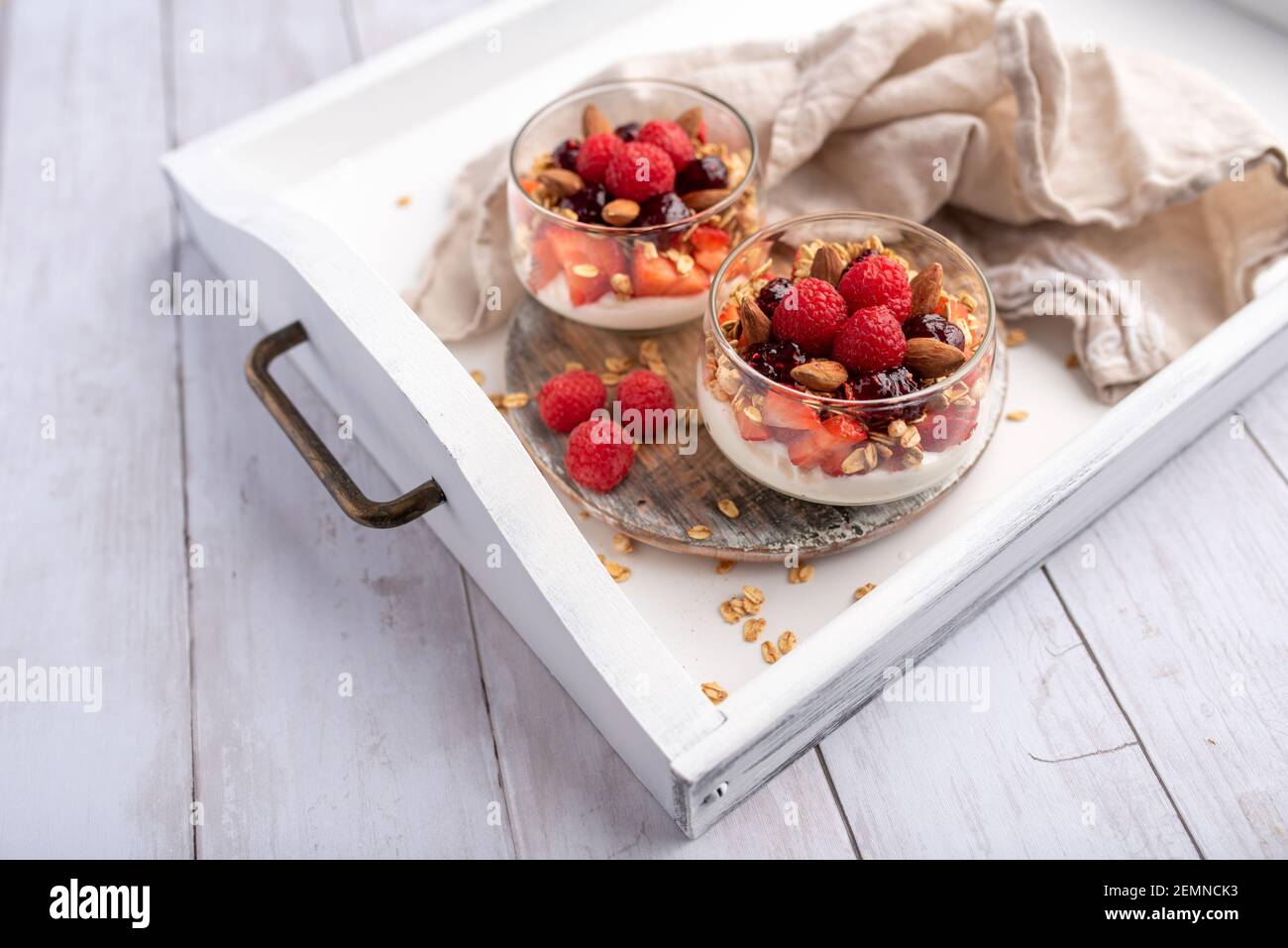 Yogurt greco parfait lampone in vasetti di vetro, piccolo dessert sano Foto Stock