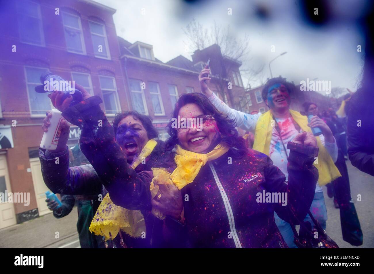 Una donna si vede gettare polvere colorata alla fotocamera durante la celebrazione. Milioni di persone in tutto il mondo celebra la Holi festival Hangámá, noto anche come il Festival dei Colori. Per gli Indù si tratta di una celebrazione dell'arrivo della primavera, il Nuovo Anno e vittoria tutto in uno. La più grande popolazione indiana in Europa (al di fuori del Regno Unito) si trovano all'Aia, questo è uno dei più grandi in Europa. Il clou della festa Holi è la processione attraverso il Transvaal multiculturale e Schilderswijk quartieri. I partecipanti al corteo buttare vivacemente colorato in polvere Foto Stock
