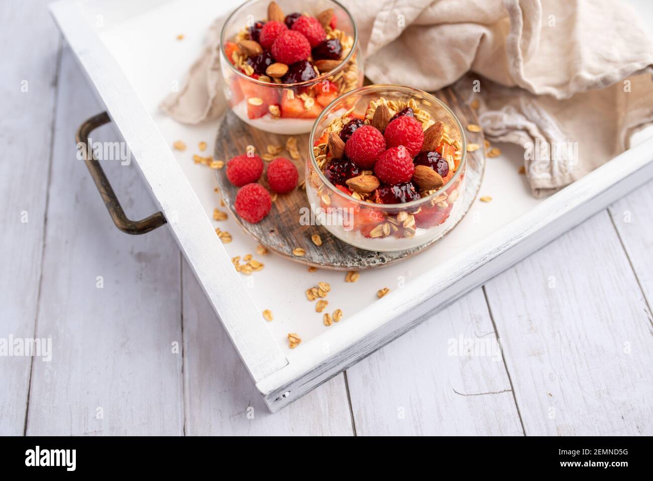 Yogurt greco parfait lampone in vasetti di vetro, piccolo dessert sano Foto Stock