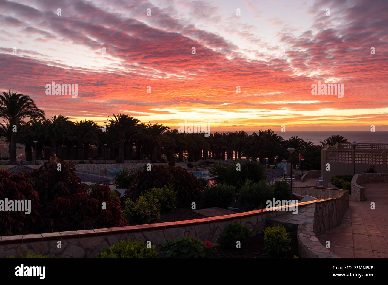 Splendida vista del tramonto a canary. Cielo così colorato. Paesaggio tramonto ora d'oro. Cielo rosso e arancione. Tramonto sul mare vicino. Foto Stock