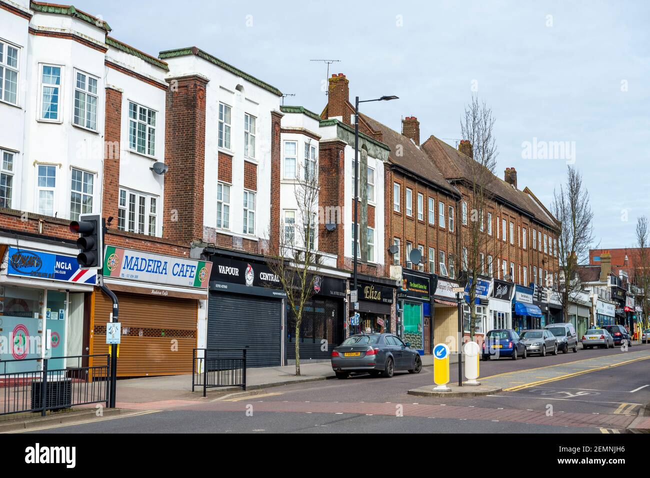 Retail Property Architecture in Hamlet Court Road, Westcliff on Sea, Essex, UK, che è originariamente una strada al dettaglio di epoca edoardiana. Art Deco Foto Stock