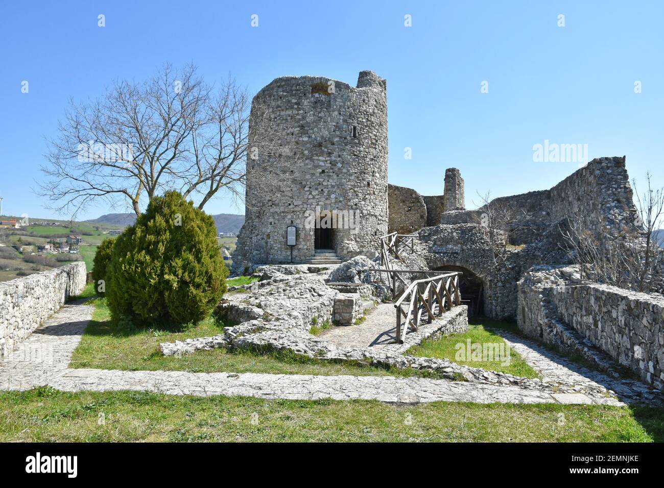 Rovine di un castello medievale a Rocca San Felice, un centro storico in provincia di Avellino, Italia. Foto Stock