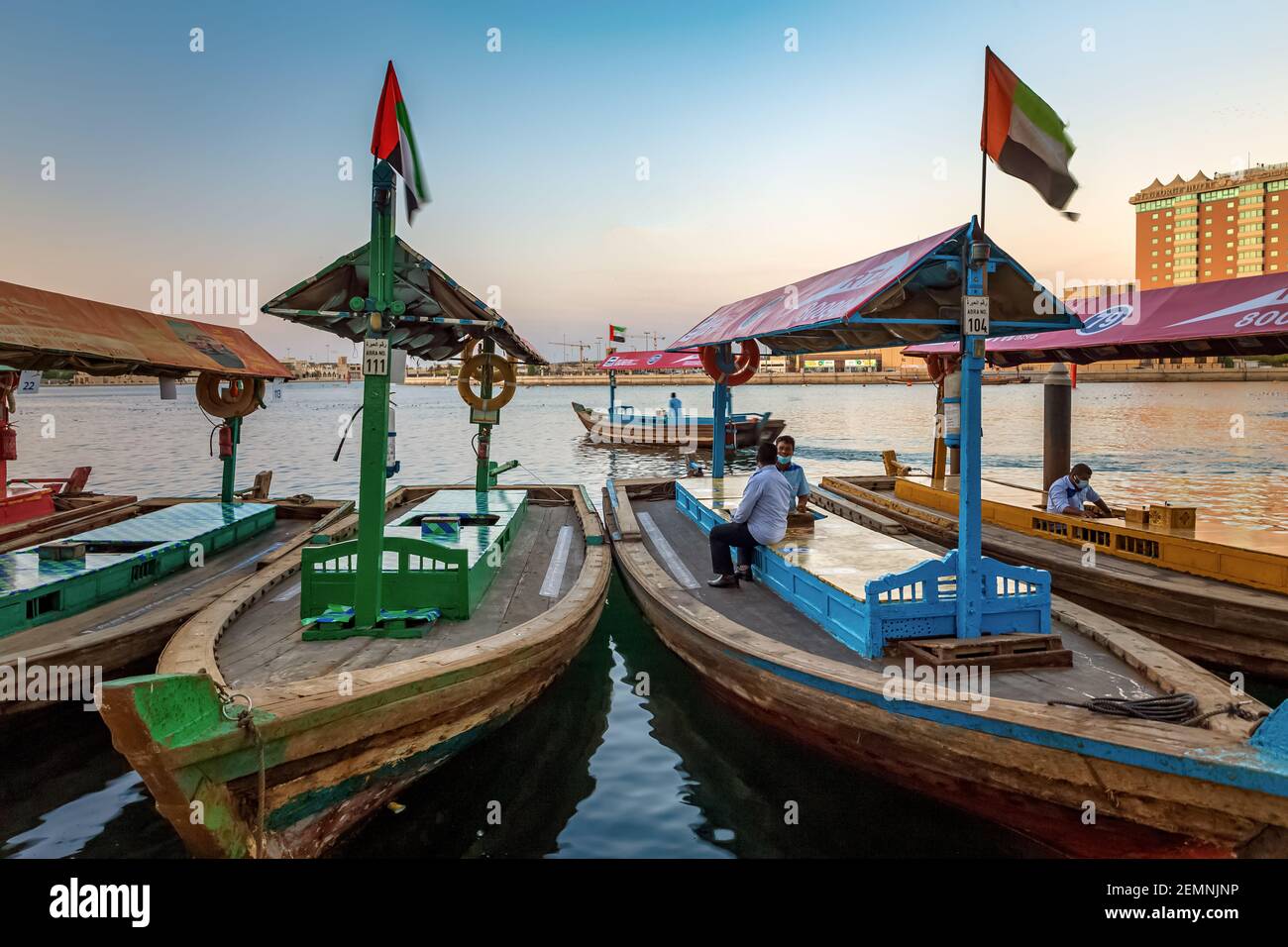 Dubai, Emirati Arabi Uniti, 3 gennaio 2021: Vista del Dubai Creek. Barche e traghetti Abra sulla baia di Creek a Dubai. Famosa destinazione turistica negli Emirati Arabi Uniti Foto Stock