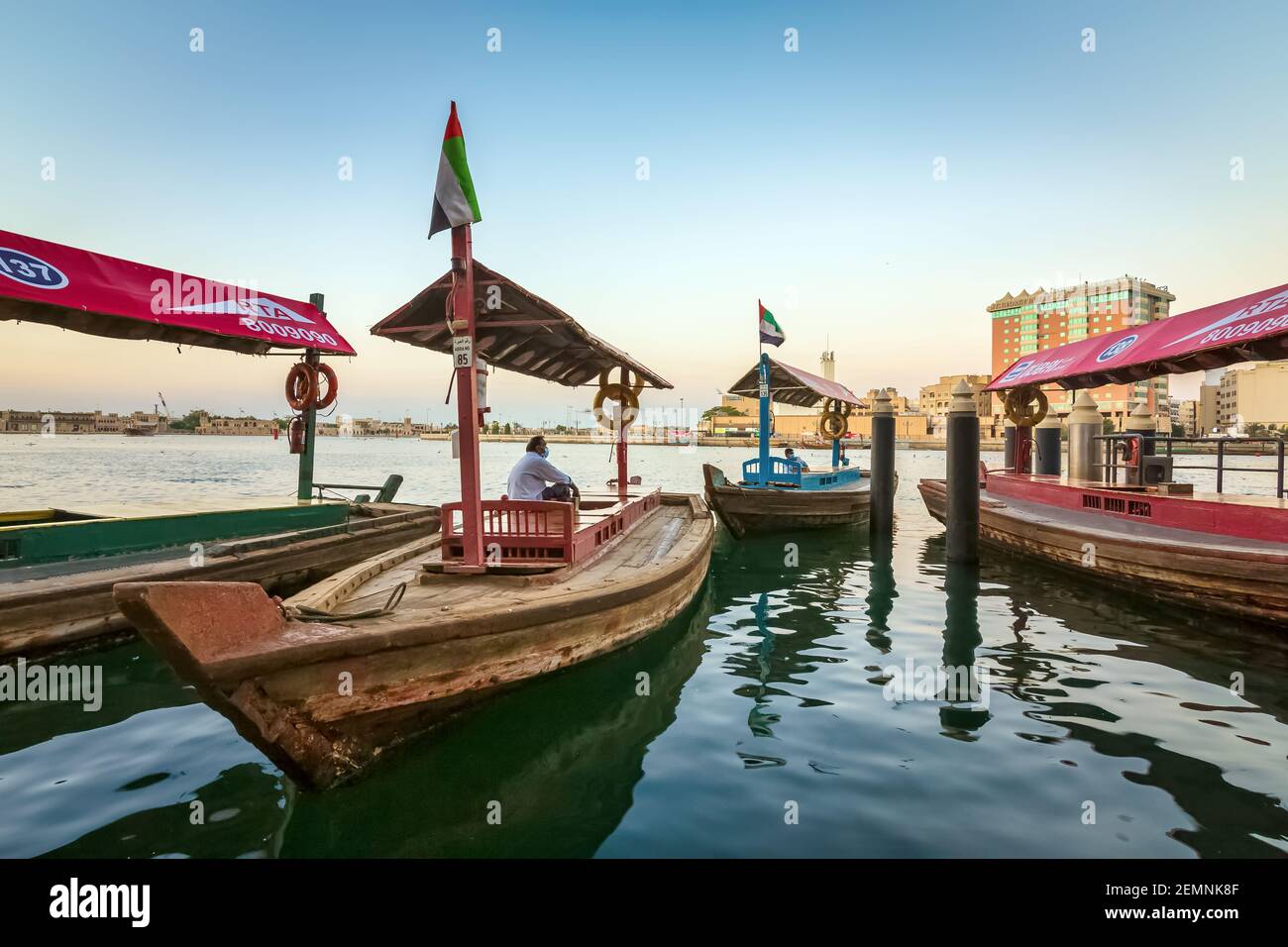 Dubai, Emirati Arabi Uniti, 3 gennaio 2021: Vista del Dubai Creek. Barche e traghetti Abra sulla baia di Creek a Dubai. Famosa destinazione turistica negli Emirati Arabi Uniti Foto Stock