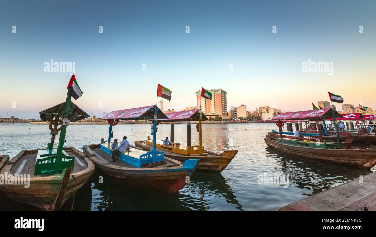 Dubai, Emirati Arabi Uniti, 3 gennaio 2021: Vista del Dubai Creek. Barche e traghetti Abra sulla baia di Creek a Dubai. Famosa destinazione turistica negli Emirati Arabi Uniti Foto Stock