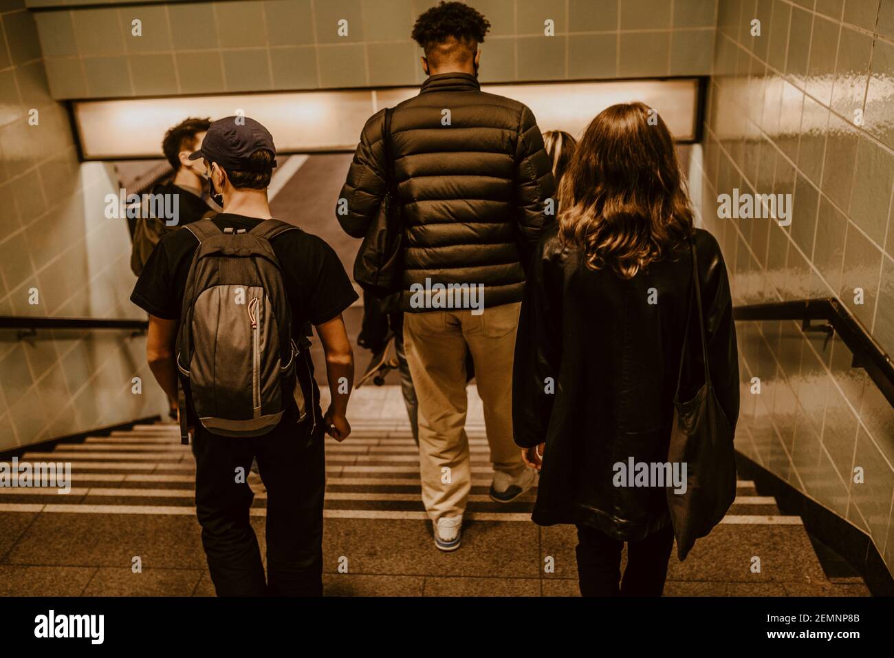 Vista posteriore degli amici che si spostano in metropolitana Foto Stock