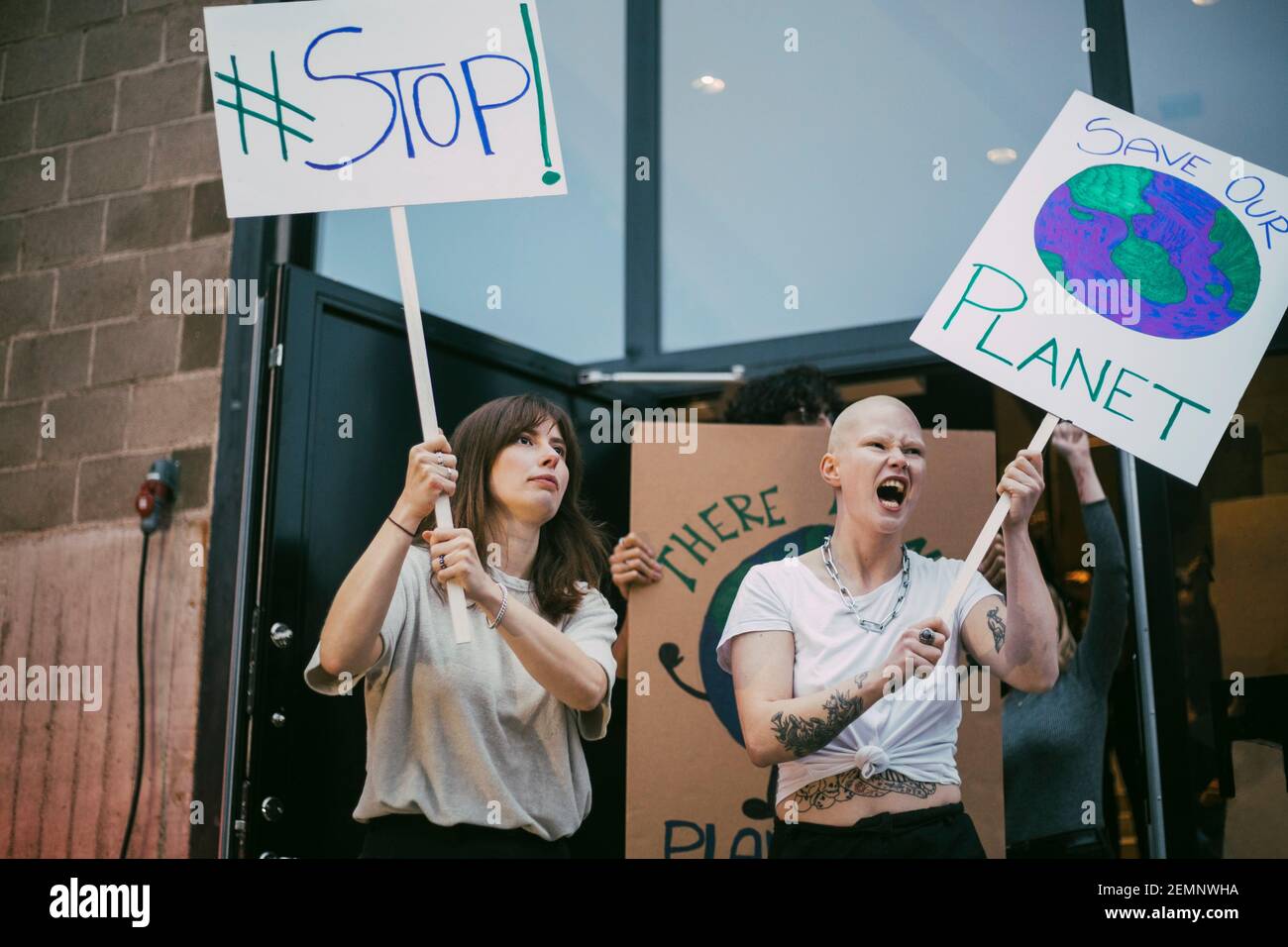 Attivista femminile che urla mentre protesta per le questioni ambientali Foto Stock