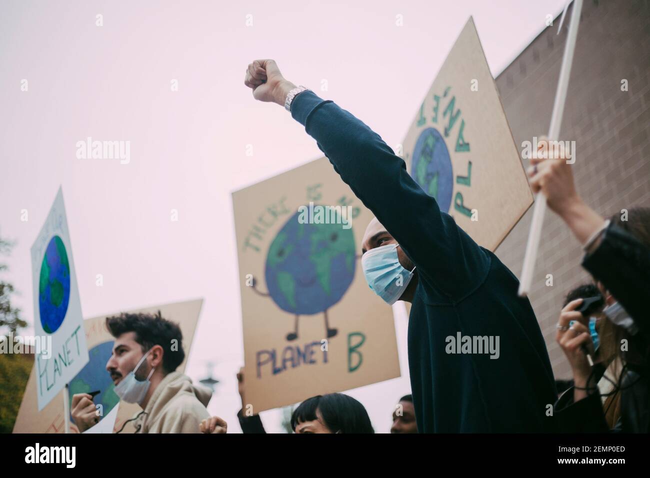 Attivista maschile che protestava per problemi ambientali durante la pandemia Foto Stock